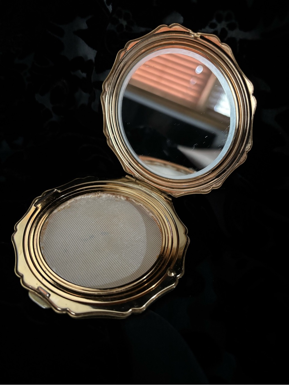 Stratton England Powder Compact with Enamel Floral Design - Picture 7 of 10